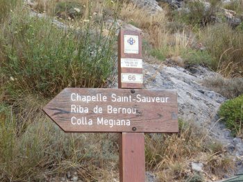 Segnaletica al bivio per l’accesso alla partenza della Via Ferrata di Tende (32861 bytes)
